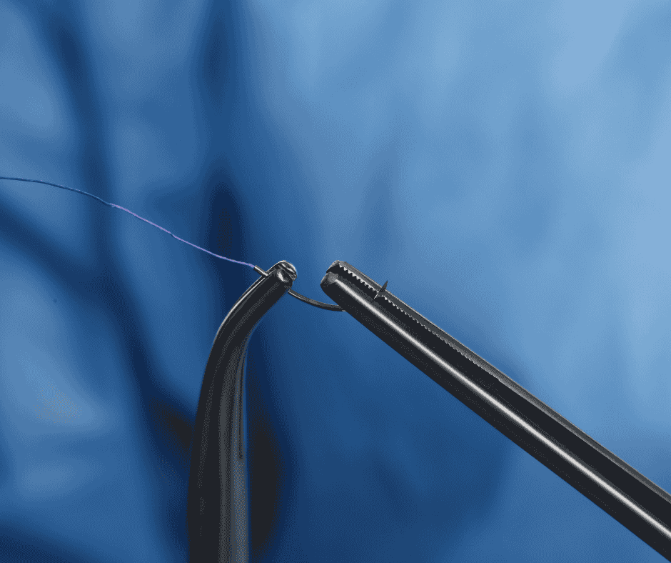 surgeon holding suture thread, classification surgical sutures Colombia