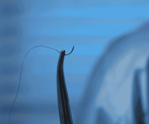 surgeon holding suture thread, classification surgical sutures Costa Rica